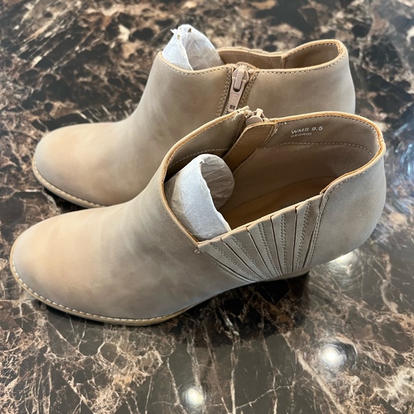 Sassy wedges to add to your Fall wardrobe! Brand new and never worn! - Picture 3 of 6